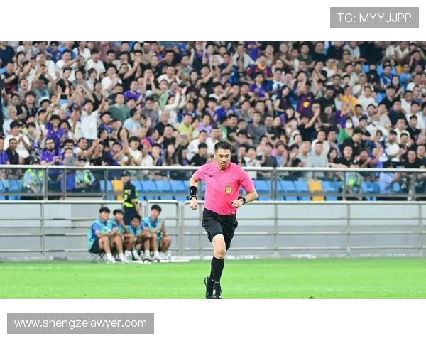 马德兴称海港队专注足球务实低调 球迷理性支持展现中超积极风气 马德兴称海港队专注足球务实低调 球迷理性支持展现中超积极风气